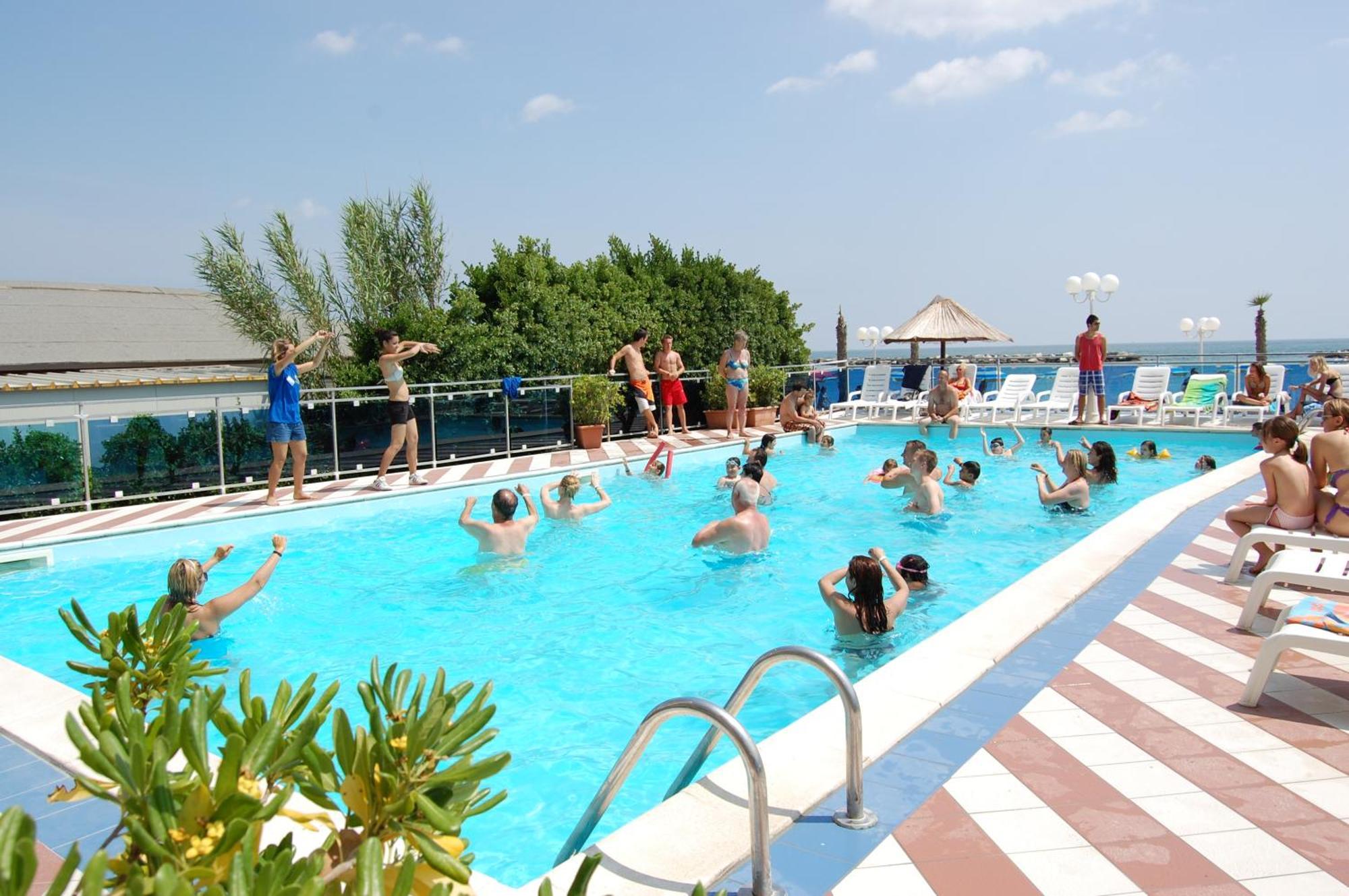 Bikini Tropicana Family Hotel Лидо-ди-Савио Экстерьер фото