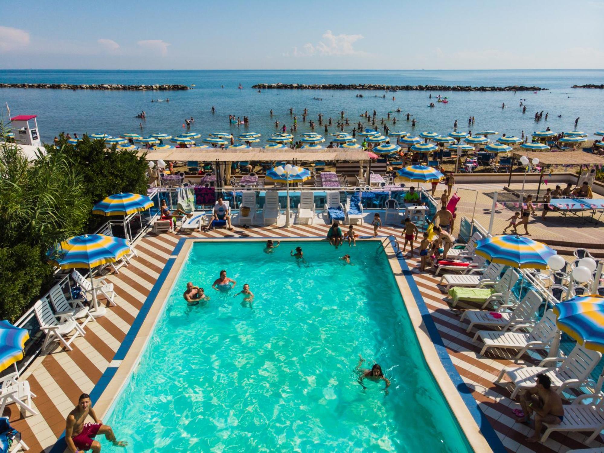 Bikini Tropicana Family Hotel Лидо-ди-Савио Экстерьер фото