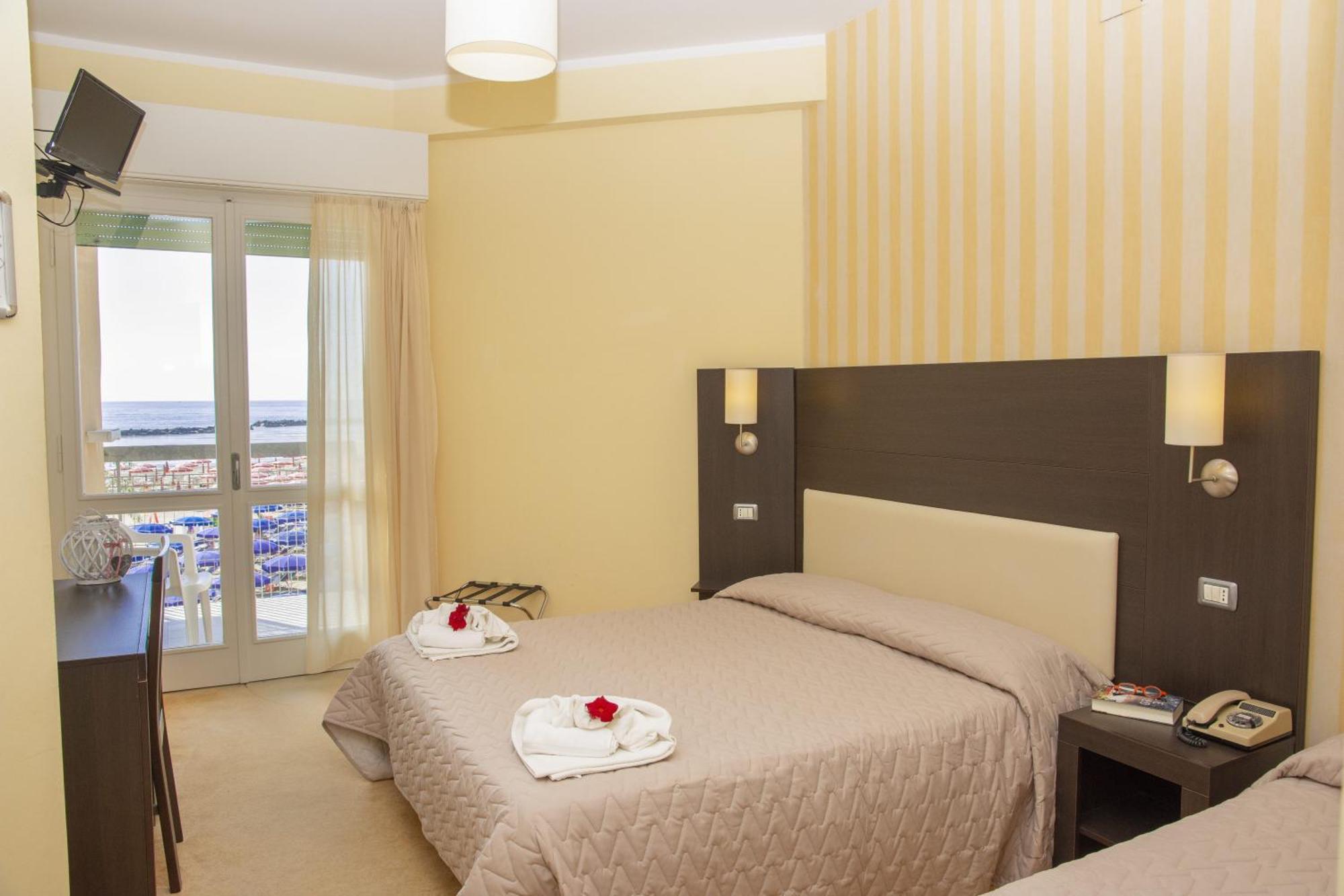 Bikini Tropicana Family Hotel Лидо-ди-Савио Экстерьер фото