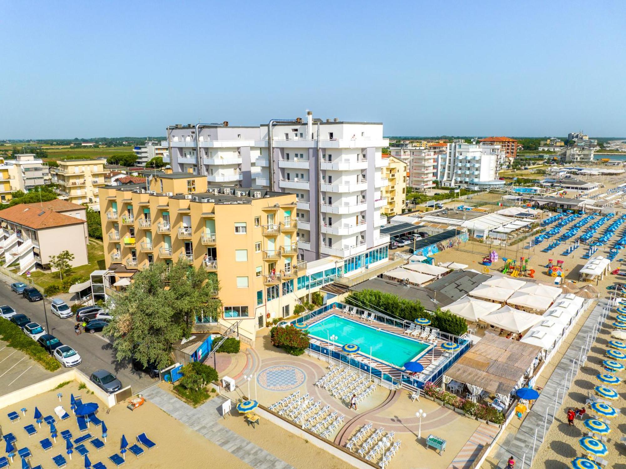 Bikini Tropicana Family Hotel Лидо-ди-Савио Экстерьер фото